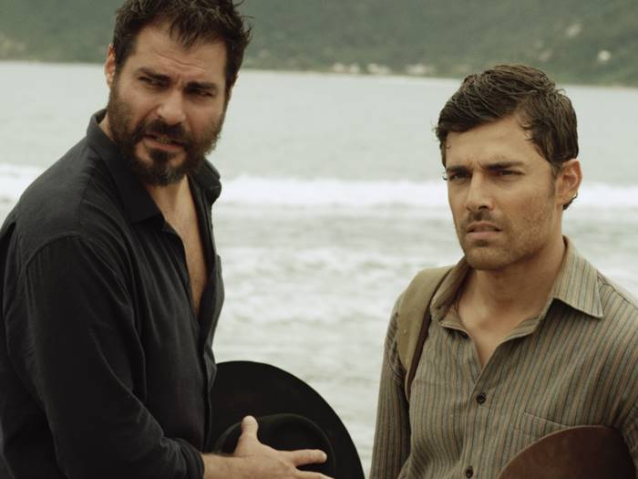 Thiago Lacerda e Miguel Coelho em Alem de Nos credito Atama Filmes