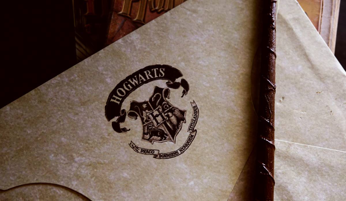 Nova série de Harry Potter revela elenco dos Weasley 50 hogwarts